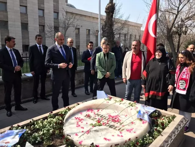Bakan Gül, Muhsin Yazıcıoğlu'nu kabri başında andı Bakan Gül, Muhsin Yazıcıoğlu'nu kabri başında andı