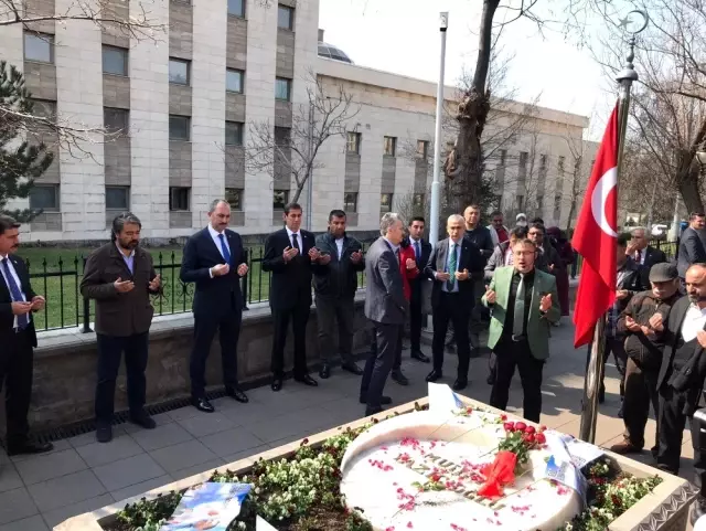 Bakan Gül, Muhsin Yazıcıoğlu'nu kabri başında andı Bakan Gül, Muhsin Yazıcıoğlu'nu kabri başında andı