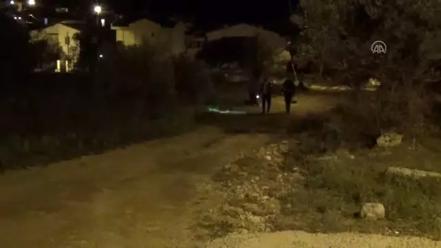 Balıkesir'de Kovid-19 önlemleri dolayısıyla yaşlı vatandaşın alışverişini bekçiler yaptı Balıkesir'de Kovid-19 önlemleri dolayısıyla yaşlı vatandaşın alışverişini bekçiler yaptı