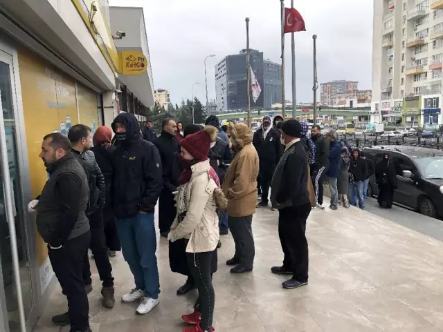 Banka ve PTT şubelerinin önünde kuyruk oluştu