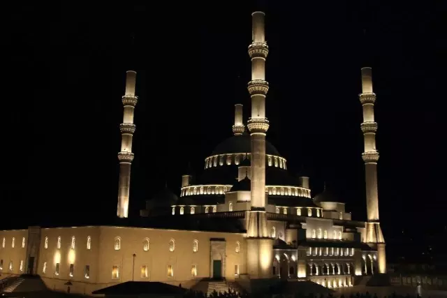 Başkent'te 'korona'ya karşı yatsı namazının ardından dua edildi Başkent'te 'korona'ya karşı yatsı namazının ardından dua edildi