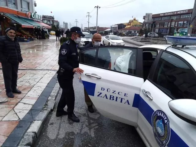Belediye ekipleri yaşlıları evlerine kadar getiriyor Belediye ekipleri yaşlıları evlerine kadar getiriyor