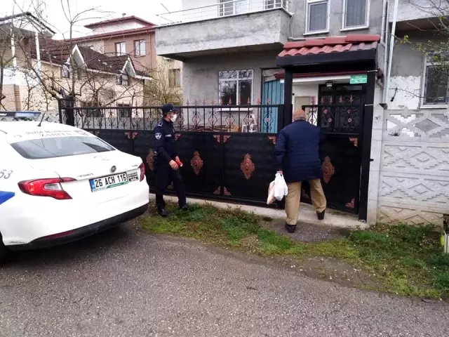 Belediye ekipleri yaşlıları evlerine kadar getiriyor Belediye ekipleri yaşlıları evlerine kadar getiriyor