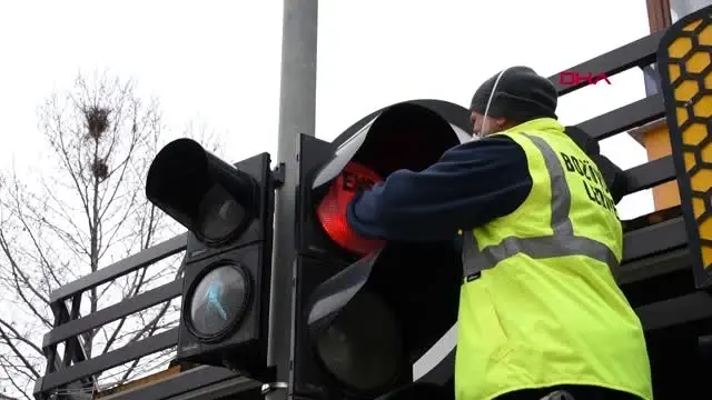 BİLECİK Trafik ışıklarından 'evde kal' çağrısı