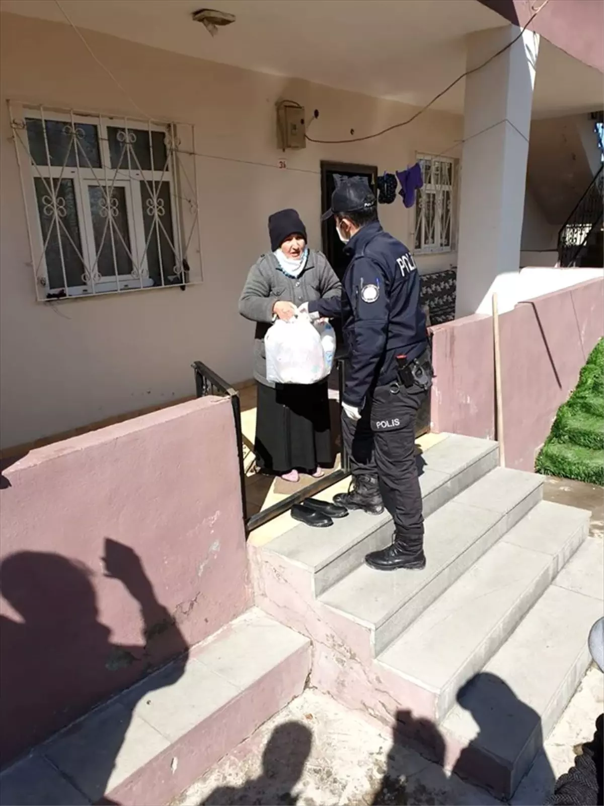 Bulanık'ta Vefa Sosyal Destek Grubu ihtiyaç sahiplerinin yardımına koşuyor