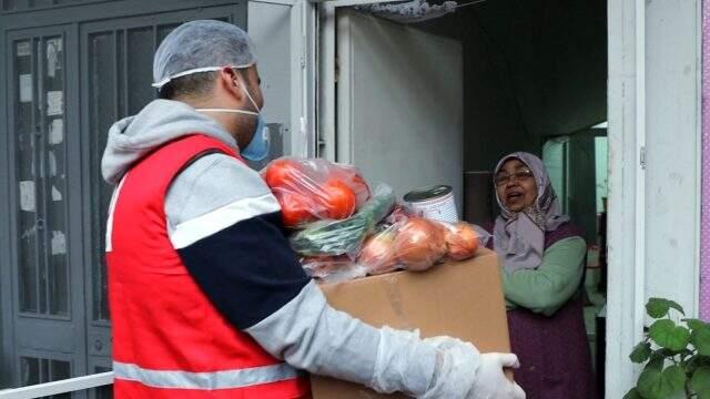 CZN Burak, dışarıya çıkamayan yüzlerce yaşlı vatandaşa yardım kolisi dağıttı