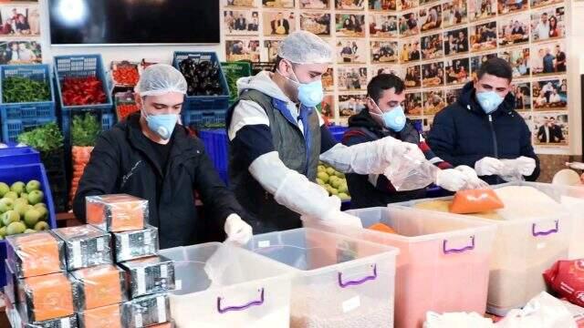 CZN Burak, dışarıya çıkamayan yüzlerce yaşlı vatandaşa yardım kolisi dağıttı