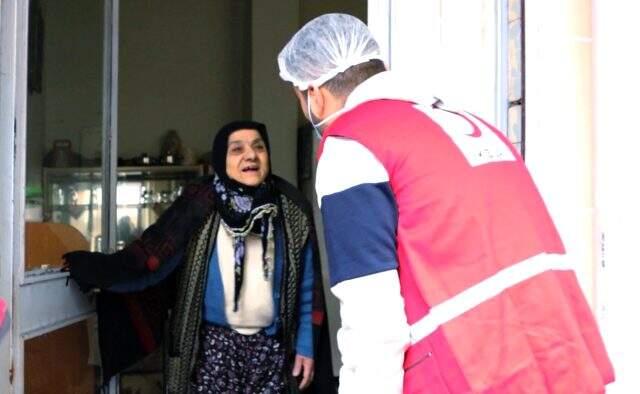 CZN Burak, dışarıya çıkamayan yüzlerce yaşlı vatandaşa yardım kolisi dağıttı