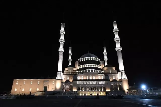 Diyanet İşleri Başkanı Erbaş, korona virüs salgınının sona ermesi için dua etti Diyanet İşleri Başkanı Erbaş, korona virüs salgınının sona ermesi için dua etti