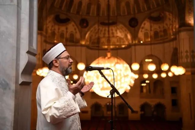 Diyanet İşleri Başkanı Erbaş, korona virüs salgınının sona ermesi için dua etti Diyanet İşleri Başkanı Erbaş, korona virüs salgınının sona ermesi için dua etti