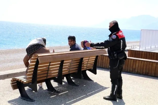 Dünyaca ünlü Konyaaltı sahilindeki yoğunluğa polisten 'Korona' uyarısı