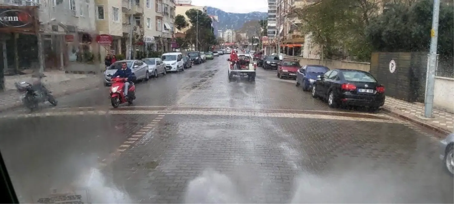 Edremit'te dezenfekte çalışmaları aralıksız sürüyor