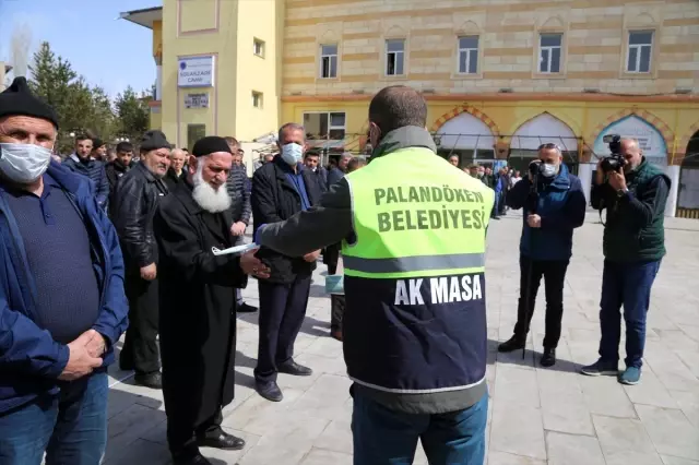 Erzurumlu piyade er Duruk'un cenaze töreninde maskeli koronavirüs önlemi Erzurumlu piyade er Duruk'un cenaze töreninde maskeli koronavirüs önlemi