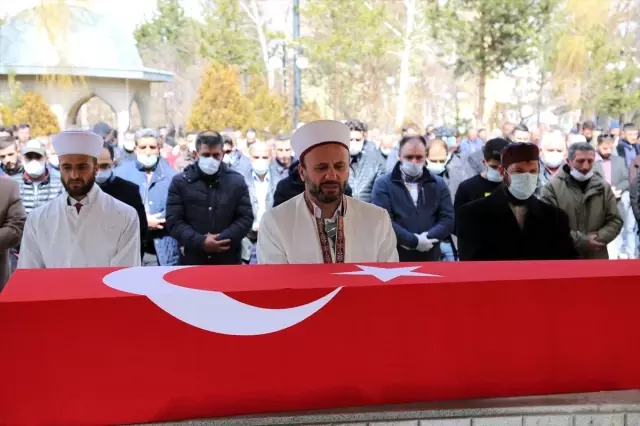 Erzurumlu piyade er Duruk'un cenaze töreninde maskeli koronavirüs önlemi Erzurumlu piyade er Duruk'un cenaze töreninde maskeli koronavirüs önlemi
