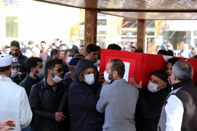 Erzurumlu piyade er Duruk'un cenaze töreninde maskeli koronavirüs önlemi Erzurumlu piyade er Duruk'un cenaze töreninde maskeli koronavirüs önlemi