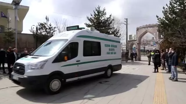 Erzurumlu piyade er Duruk'un cenaze töreninde maskeli koronavirüs önlemi Erzurumlu piyade er Duruk'un cenaze töreninde maskeli koronavirüs önlemi