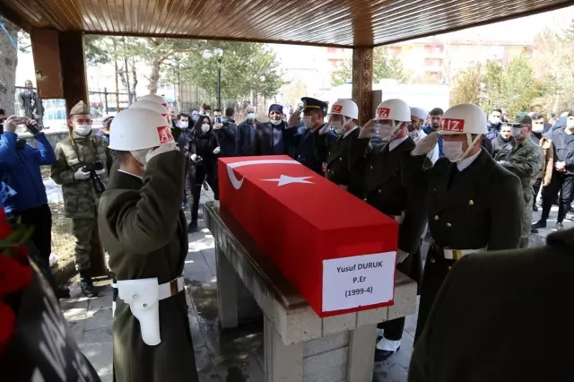 Erzurumlu piyade er Duruk'un cenaze töreninde maskeli koronavirüs önlemi Erzurumlu piyade er Duruk'un cenaze töreninde maskeli koronavirüs önlemi