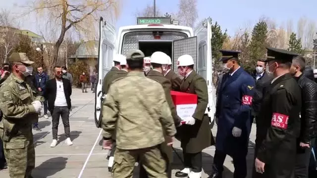 Erzurumlu piyade er Duruk'un cenaze töreninde maskeli koronavirüs önlemi Erzurumlu piyade er Duruk'un cenaze töreninde maskeli koronavirüs önlemi