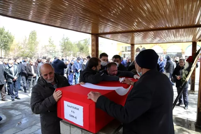 Erzurumlu piyade er Duruk'un cenaze töreninde maskeli koronavirüs önlemi Erzurumlu piyade er Duruk'un cenaze töreninde maskeli koronavirüs önlemi