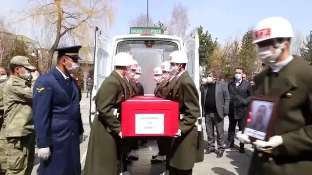 Erzurumlu piyade er Duruk'un cenaze töreninde maskeli koronavirüs önlemi Erzurumlu piyade er Duruk'un cenaze töreninde maskeli koronavirüs önlemi