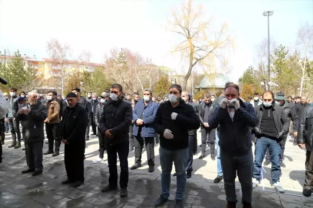 Erzurumlu piyade er Duruk'un cenaze töreninde maskeli koronavirüs önlemi Erzurumlu piyade er Duruk'un cenaze töreninde maskeli koronavirüs önlemi