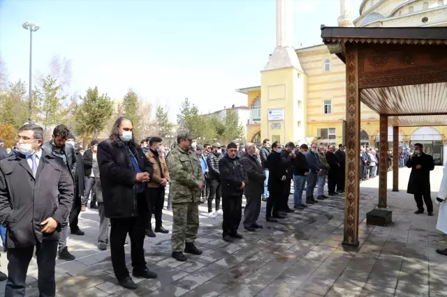 Erzurumlu piyade er Duruk'un cenaze töreninde maskeli koronavirüs önlemi Erzurumlu piyade er Duruk'un cenaze töreninde maskeli koronavirüs önlemi
