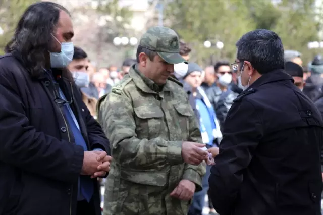 Erzurumlu piyade er Duruk'un cenaze töreninde maskeli koronavirüs önlemi Erzurumlu piyade er Duruk'un cenaze töreninde maskeli koronavirüs önlemi