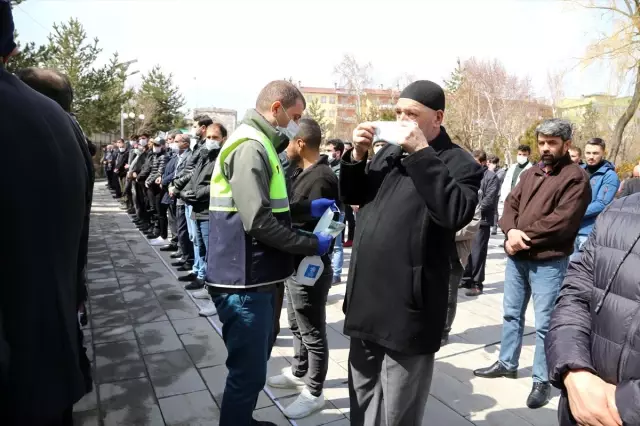 Erzurumlu piyade er Duruk'un cenaze töreninde maskeli koronavirüs önlemi Erzurumlu piyade er Duruk'un cenaze töreninde maskeli koronavirüs önlemi