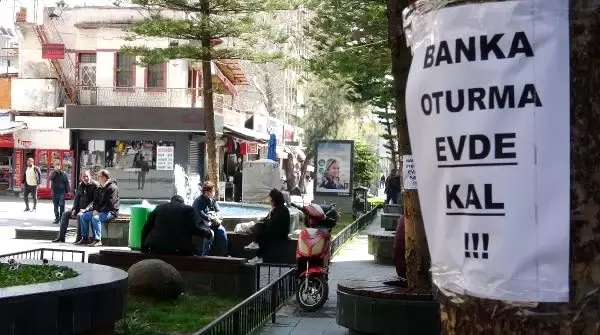 Gençler evde, 65 yaş üstü sokakta