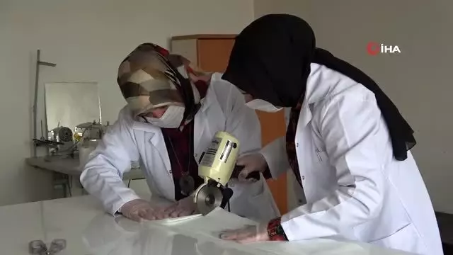 Gönüllü kadınlar maske üretimine başladı Gönüllü kadınlar maske üretimine başladı