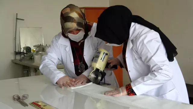 Gönüllü kadınlar maske üretimine başladı Gönüllü kadınlar maske üretimine başladı