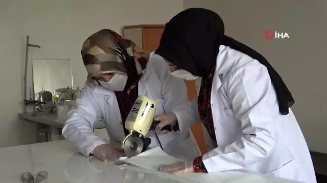Gönüllü kadınlar maske üretimine başladı Gönüllü kadınlar maske üretimine başladı