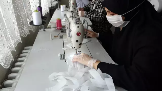 Gönüllü kadınlar maske üretimine başladı Gönüllü kadınlar maske üretimine başladı