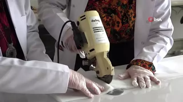 Gönüllü kadınlar maske üretimine başladı Gönüllü kadınlar maske üretimine başladı