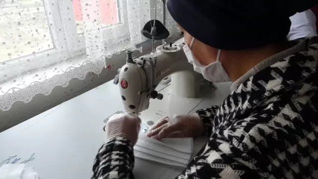 Gönüllü kadınlar maske üretimine başladı Gönüllü kadınlar maske üretimine başladı