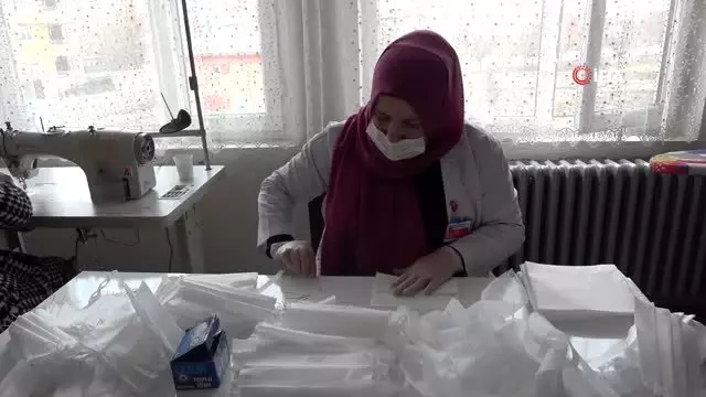 Gönüllü kadınlar maske üretimine başladı Gönüllü kadınlar maske üretimine başladı