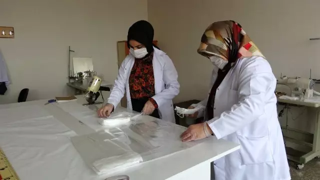 Gönüllü kadınlar maske üretimine başladı Gönüllü kadınlar maske üretimine başladı