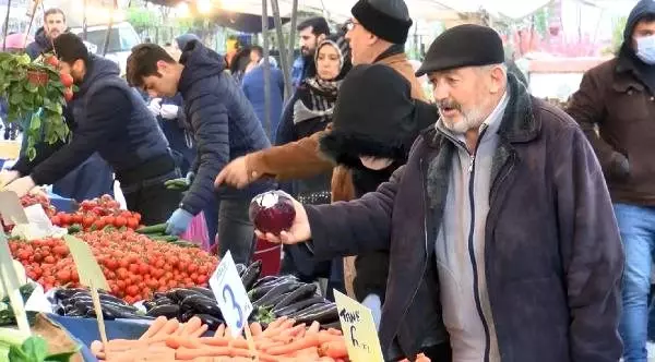Koronavirüse karşı alınan kararlara uyulmuyor! İstanbul'da halk semt pazarına akın etti
