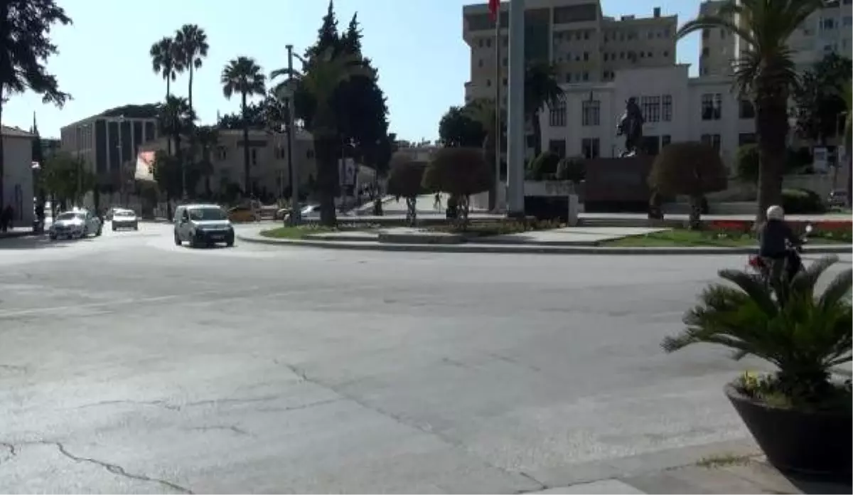 Hatay'da caddeler boş kaldı