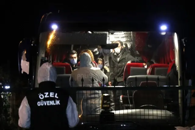 İngiltere'den yurda döndürülen 100 kaymakam adayı ve aileleri Sakarya'da karantina altına alındı İngiltere'den yurda döndürülen 100 kaymakam adayı ve aileleri Sakarya'da karantina altına alındı