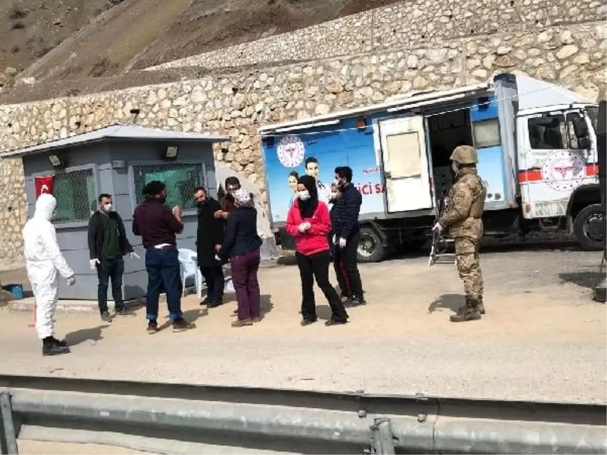 Jandarma kontrol noktasında koronavirüs taraması