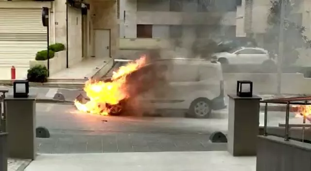 Kadıköy'de seyir halindeyken aracı yanan sürücü, kendisini dışarıya attı