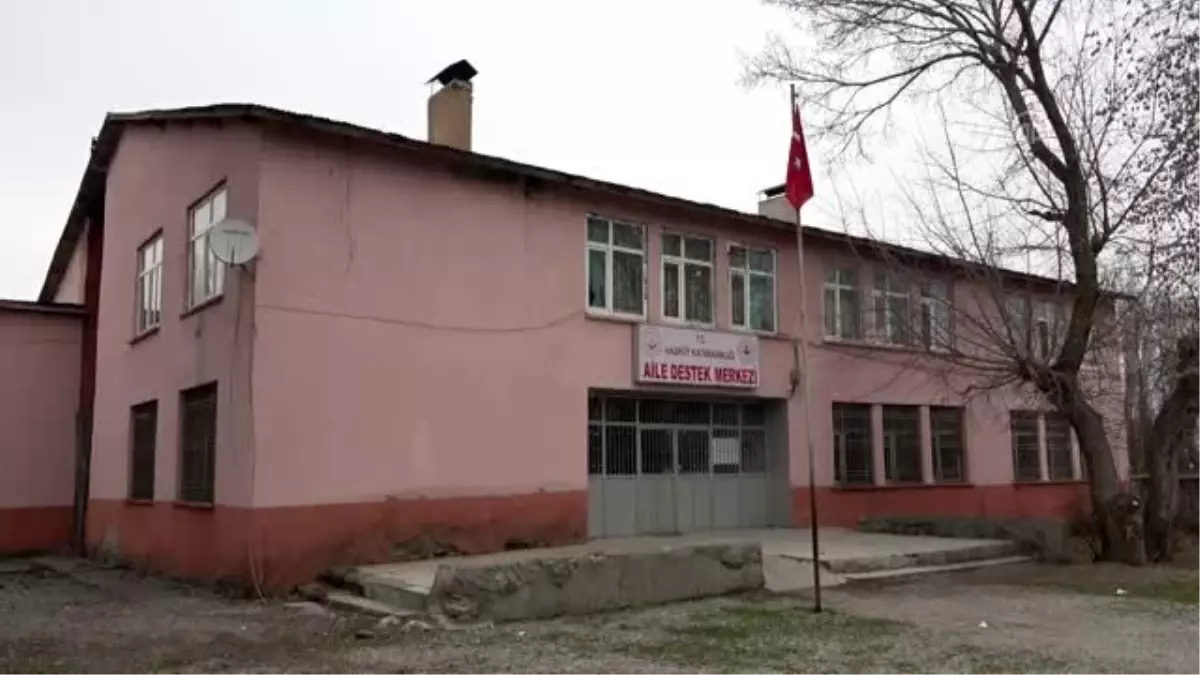 Kadınlar gönüllü olarak maske üretimine başladı