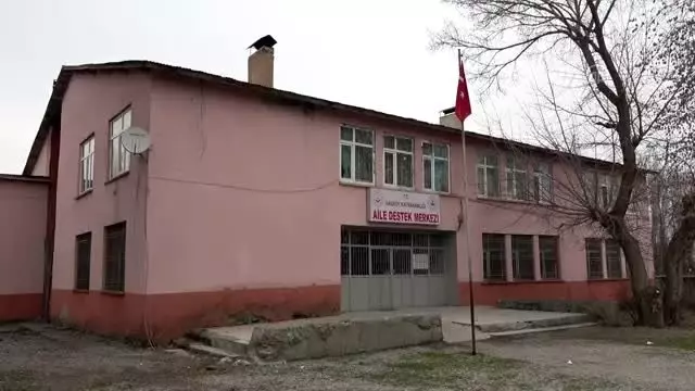 Kadınlar gönüllü olarak maske üretimine başladı Kadınlar gönüllü olarak maske üretimine başladı