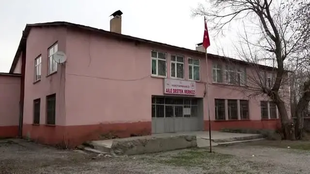 Kadınlar gönüllü olarak maske üretimine başladı Kadınlar gönüllü olarak maske üretimine başladı