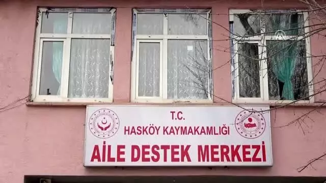 Kadınlar gönüllü olarak maske üretimine başladı Kadınlar gönüllü olarak maske üretimine başladı