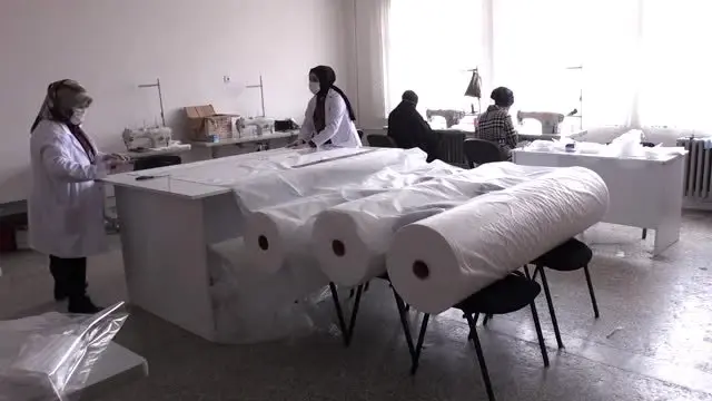 Kadınlar gönüllü olarak maske üretimine başladı Kadınlar gönüllü olarak maske üretimine başladı