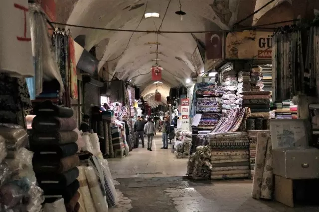 Kapalı çarşıda korona sessizliği Kapalı çarşıda korona sessizliği
