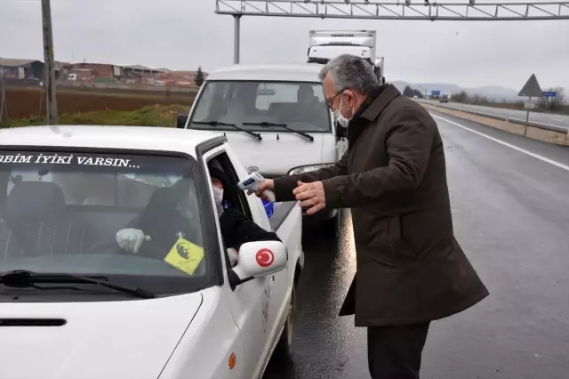Keşan Belediye Başkanı ilçeye girenlerin ateşini ölçtü Keşan Belediye Başkanı ilçeye girenlerin ateşini ölçtü