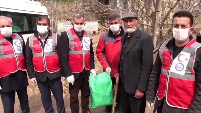 Kırsal mahallelerde yaşlı vatandaşlara gıda yardımı